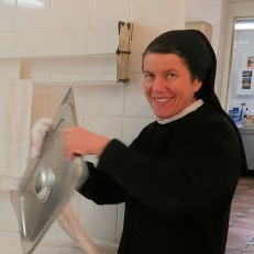 Vaisselle de la communauté : le service fraternel, lieu de joie et de don de soi