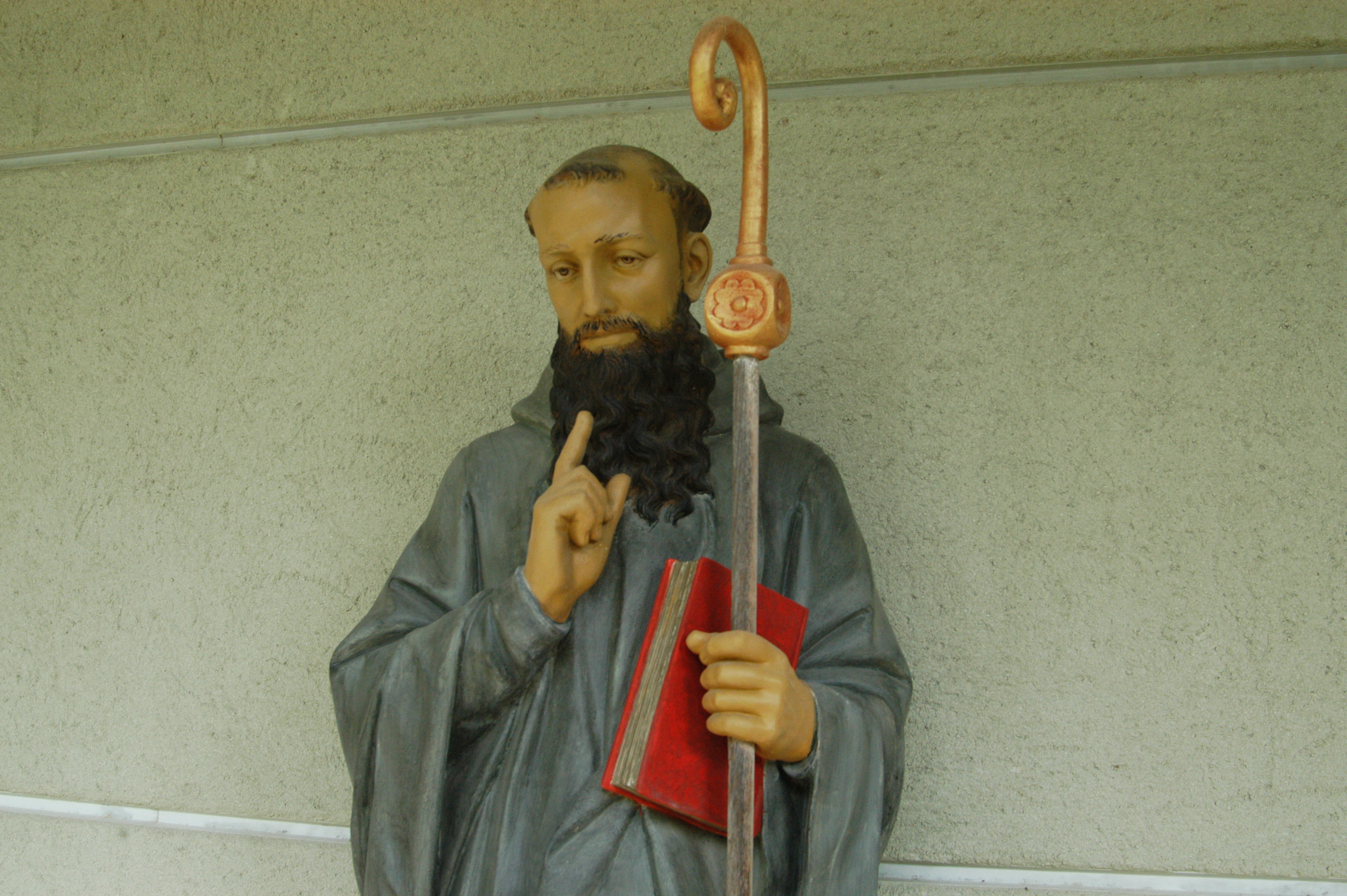 Saint Benoît, maître doux et ferme, statue dans le cloître de l'abbaye Notre-Dame de Bon Secours