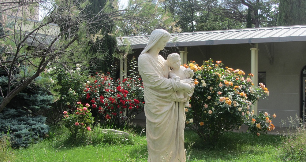 La Vierge du cloître au milieu des rosiers