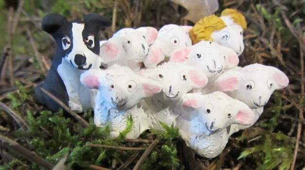 troupeau de moutons devant la crèche