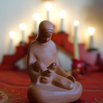 vierge à l'enfant en terre cuite